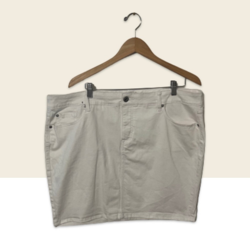 Torrid White denim Mini skirt with pockets size 20, never been worn